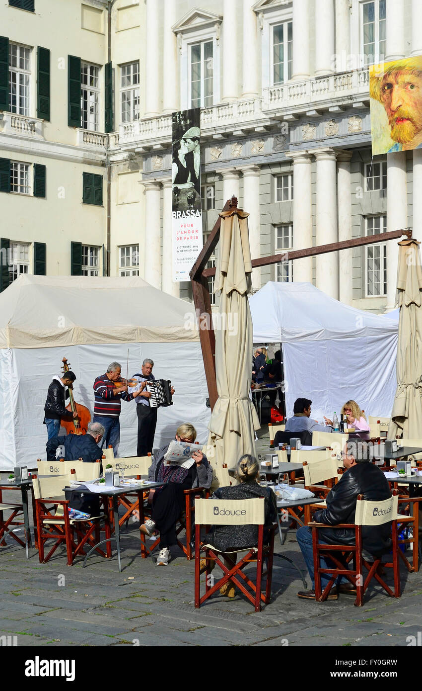 Piazza Matteotti e piazza di fronte al Palazzo Ducale città vecchia Genova Liguria Italia Europa Foto Stock