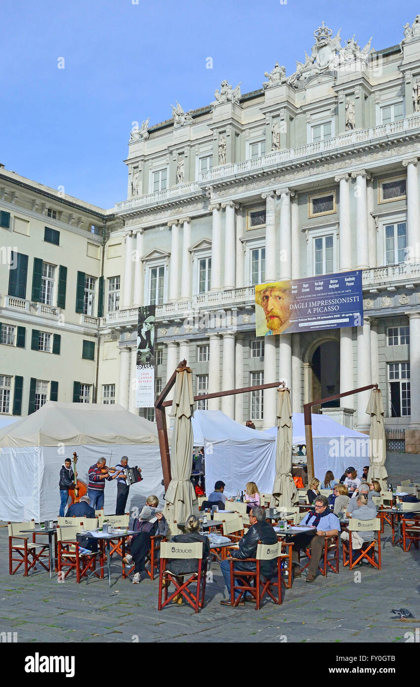 Piazza Matteotti e piazza di fronte al Palazzo Ducale città vecchia Genova Liguria Italia Europa Foto Stock