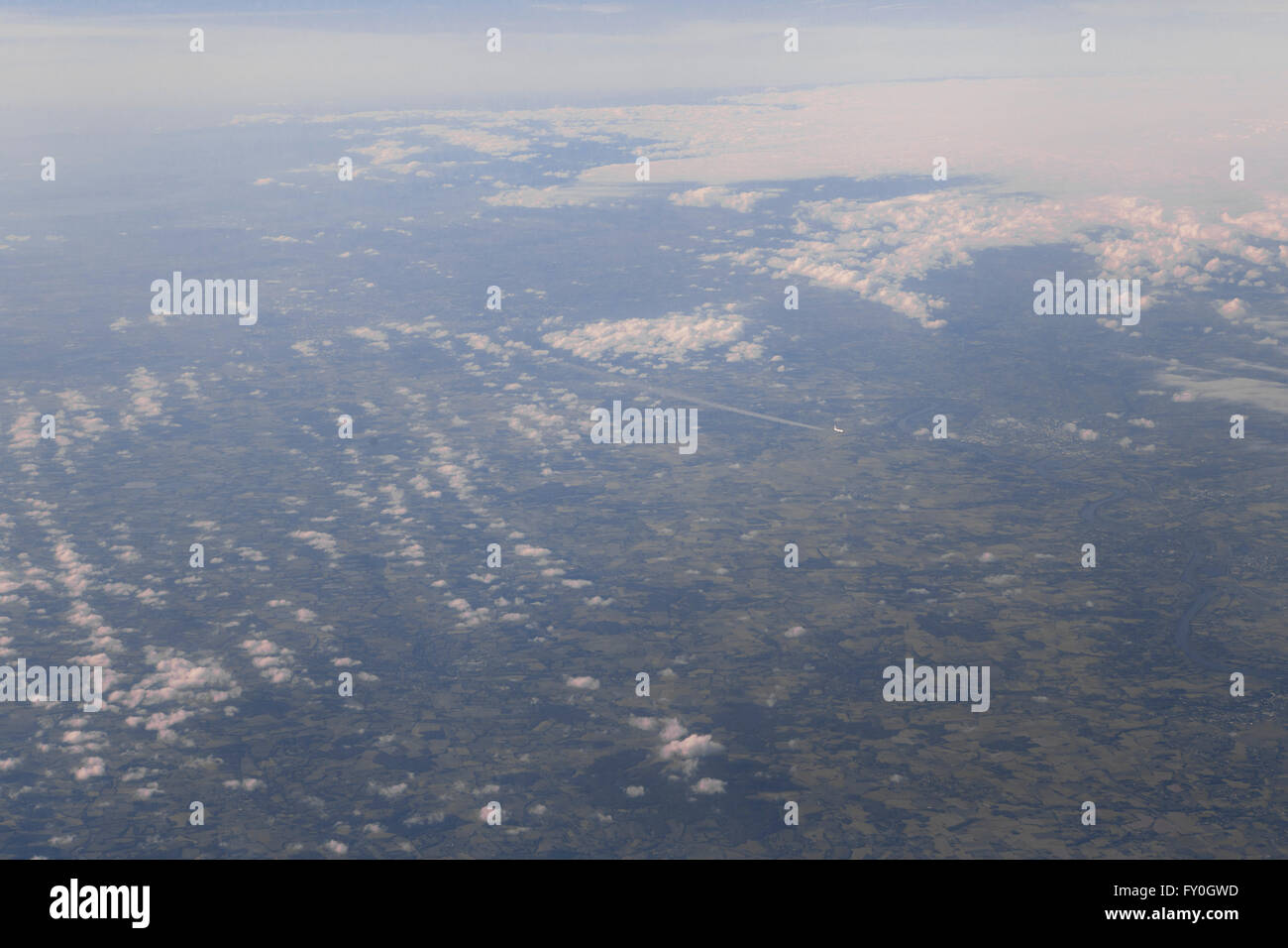 Vista da una finestra di aeromobili battenti oltre le Alpi verso l'Italia con un altro modo aeroplano di seguito. Foto Stock
