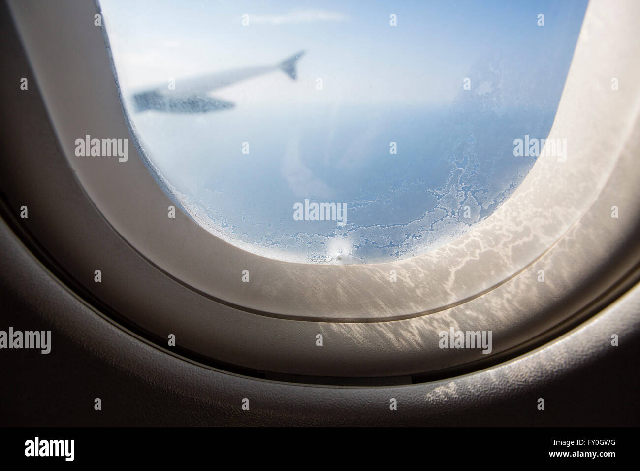 Vista da una finestra di aeromobili in arrivo a terra a Genova airpoirt, Italia. Foto Stock