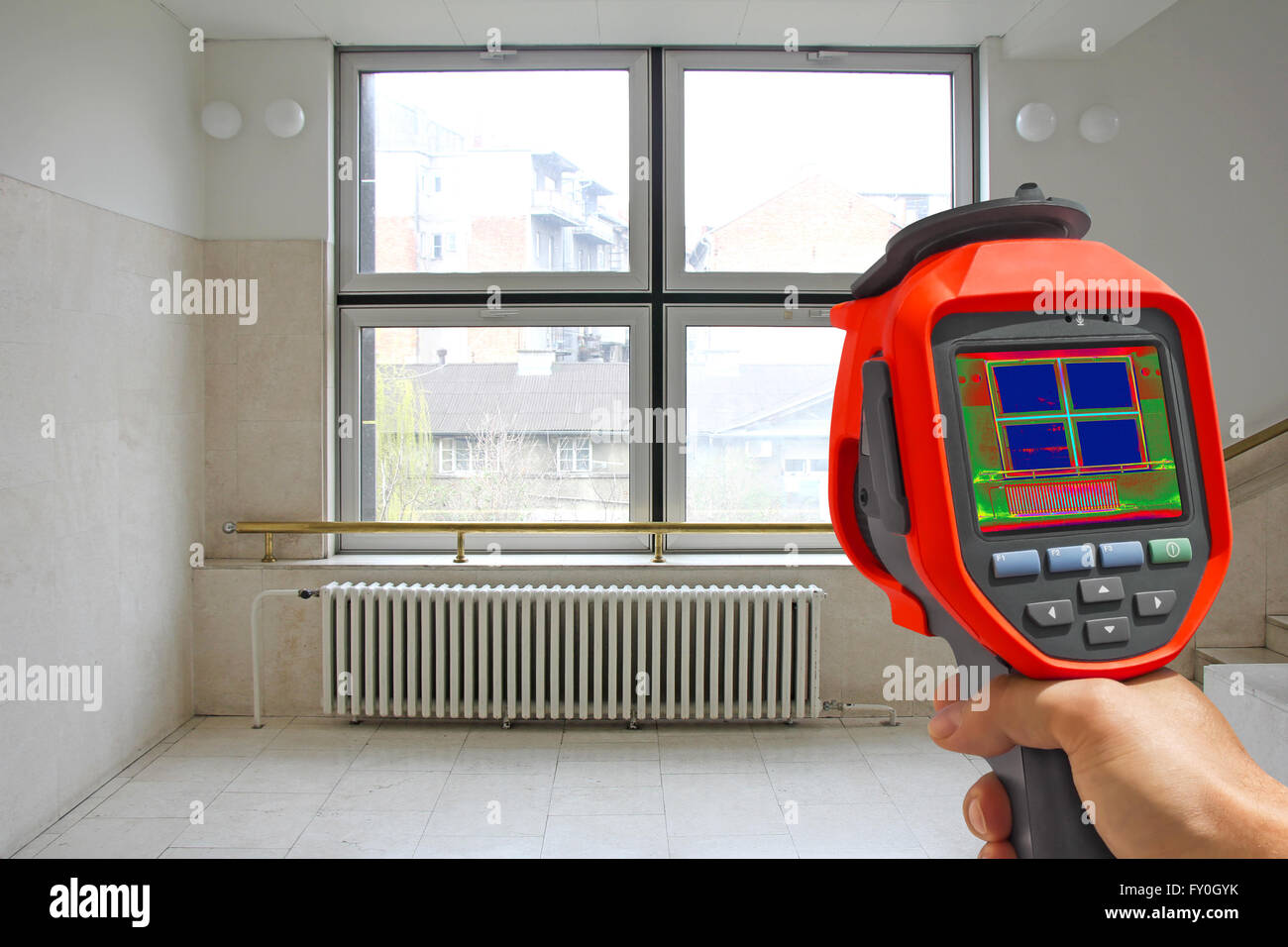 La registrazione il radiatore del riscaldatore e una finestra su un edificio utilizzando termocamera infrarossa Foto Stock