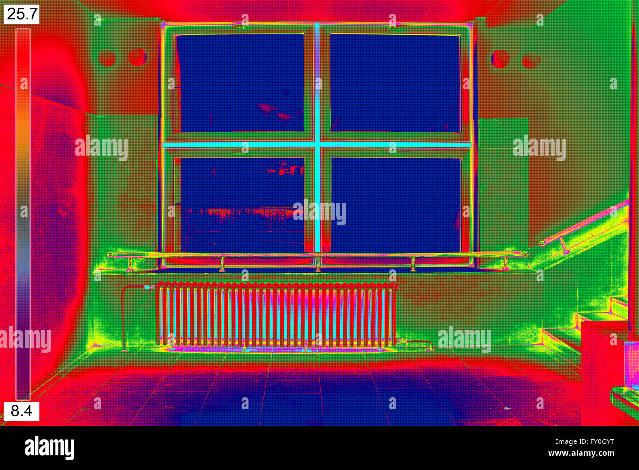 Immagine termica infrarosso radiatore del riscaldatore e una finestra di un edificio Foto Stock