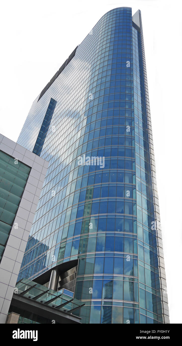 Il grattacielo blu facciata. edifici di uffici. Vetro moderno sagome di grattacieli Foto Stock