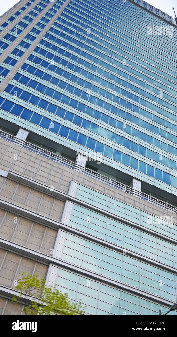 Il grattacielo blu facciata. edifici di uffici. Vetro moderno sagome di grattacieli Foto Stock