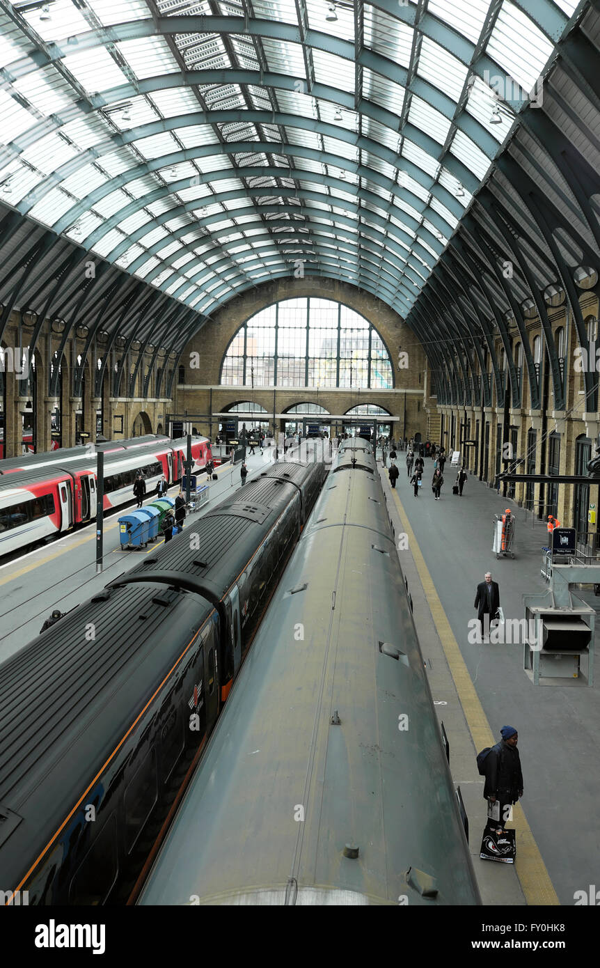 I treni su vie e persone sulle piattaforme alla Stazione Ferroviaria di King's Cross a Londra KATHY DEWITT Foto Stock