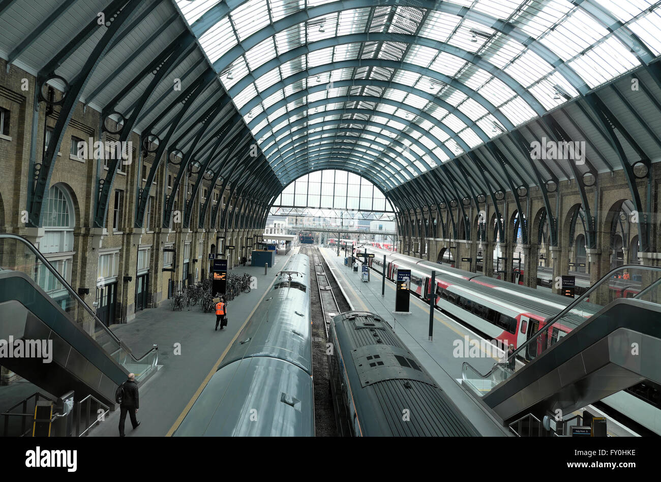 I treni su binari all'interno della Stazione Ferroviaria di King's Cross capannone a Londra KATHY DEWITT Foto Stock