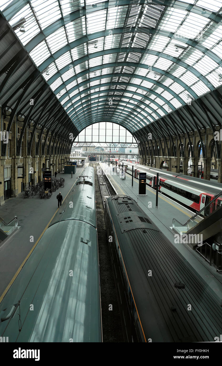 I treni su binari all'interno della Stazione Ferroviaria di King's Cross capannone con una vista del tetto in London 2016 KATHY DEWITT Foto Stock