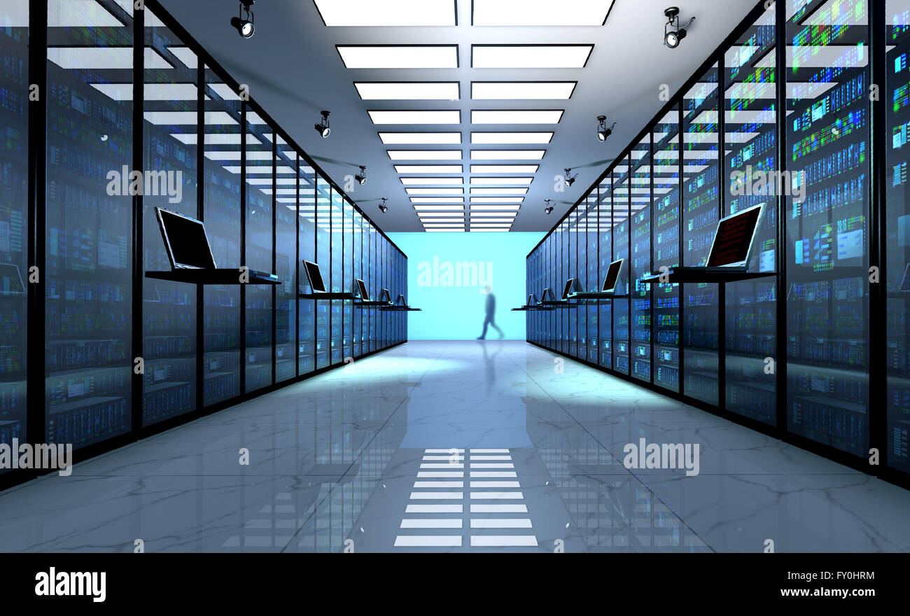 Il terminale monitor in sala server con rack server nel datacenter interno Foto Stock