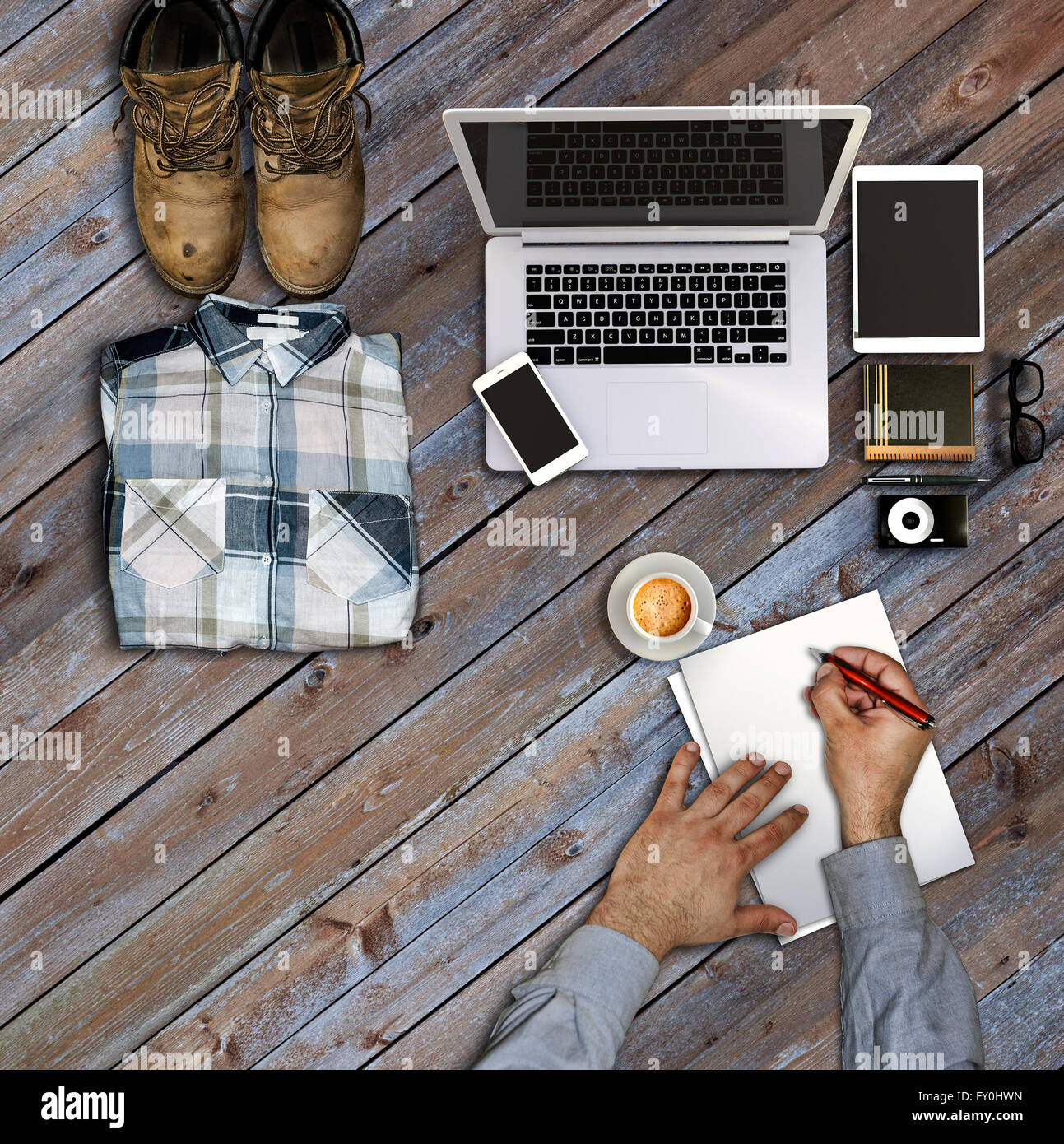 Vintage hipster desktop in legno vista dall'alto e maschio di mani. Foto Stock