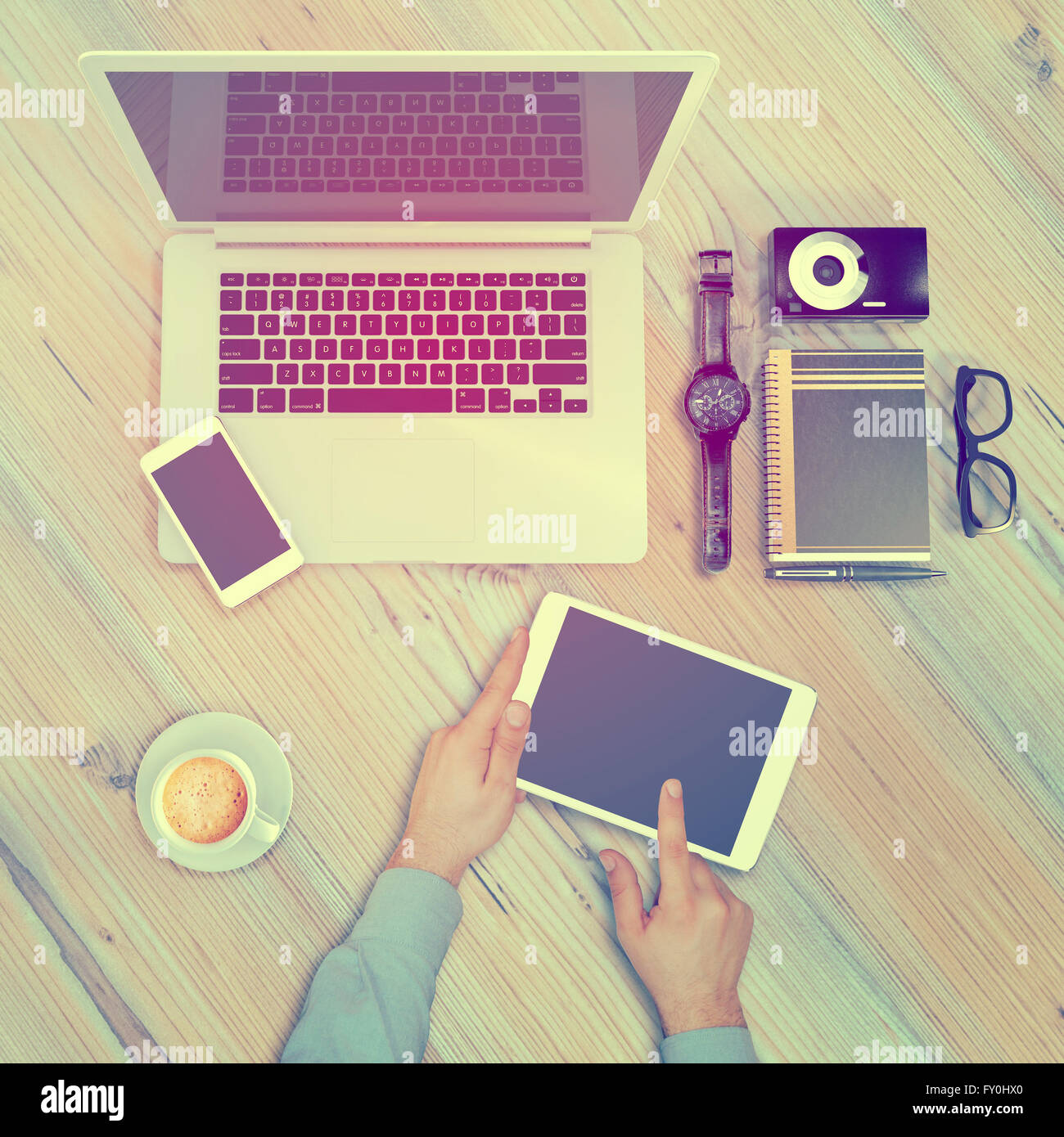 Vintage hipster desktop in legno vista dall'alto e maschio di mani. Foto Stock