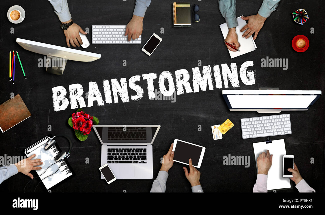 Un gruppo di persone molto impegnate a lavorare in un ufficio. Foto Stock