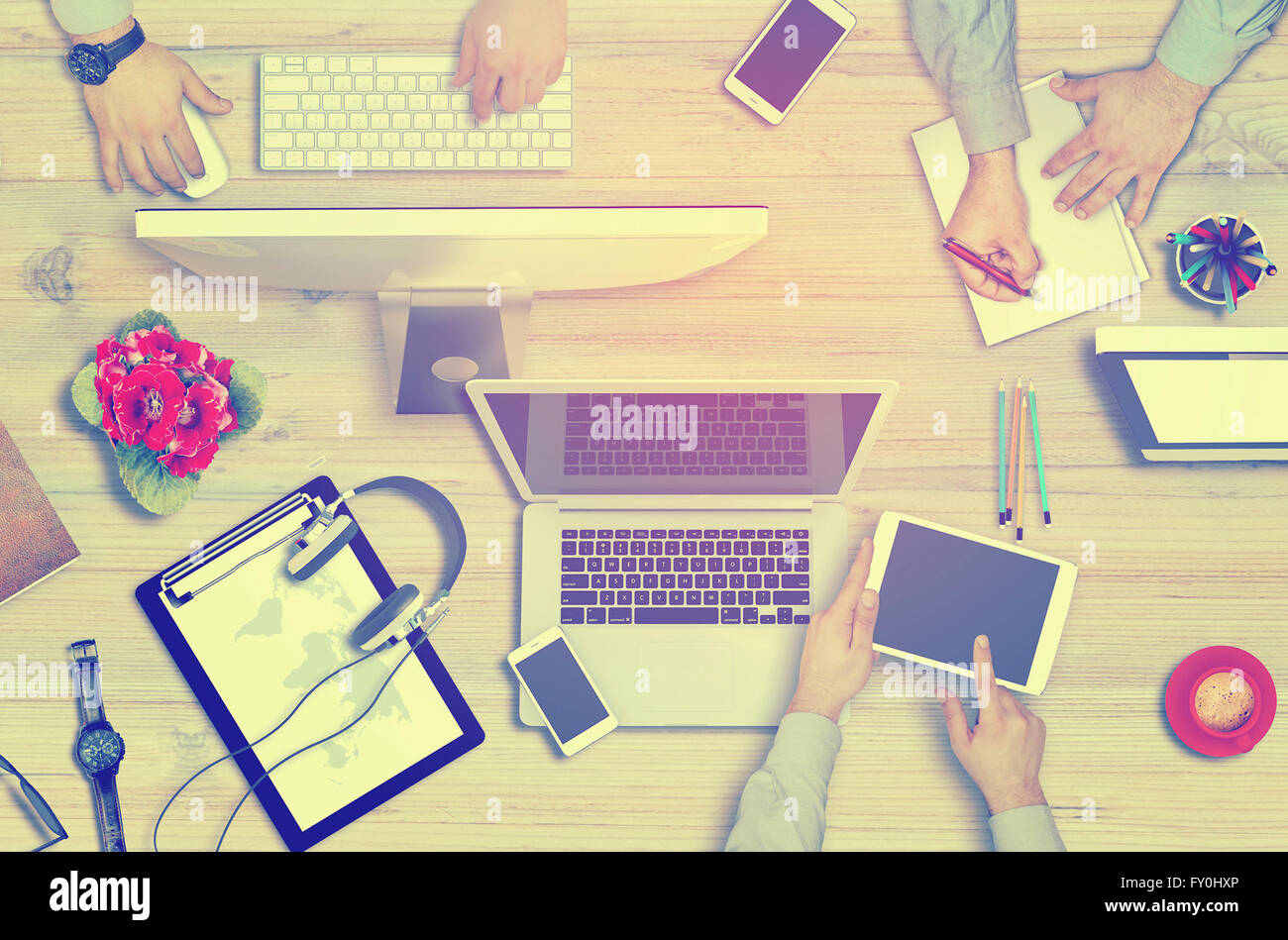 Un gruppo di persone molto impegnate a lavorare in un ufficio. Foto Stock