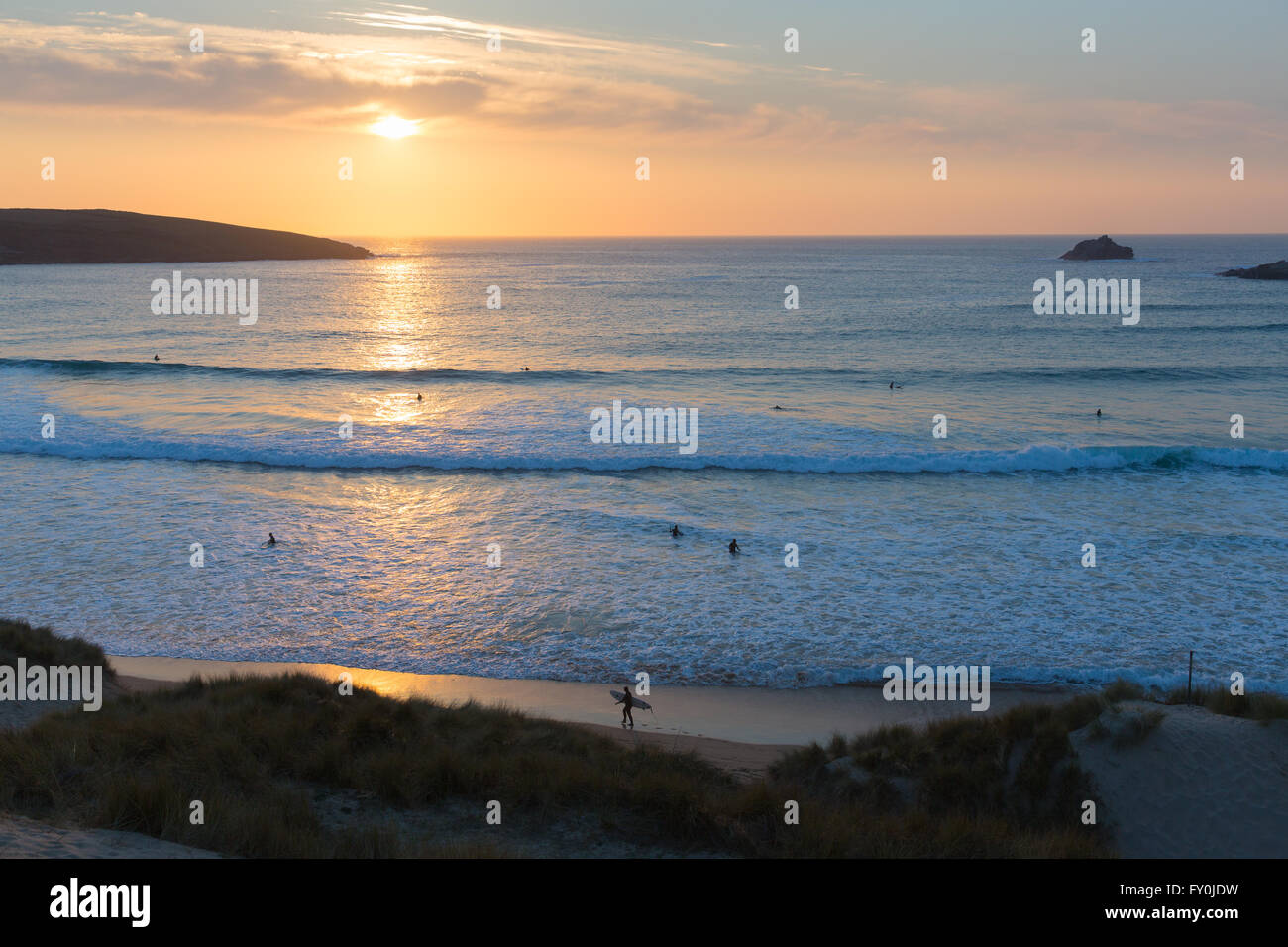 Tramonto in Cornovaglia surfers surf in serata Crantock bay e la spiaggia North Cornwall Inghilterra REGNO UNITO vicino a Newquay Foto Stock