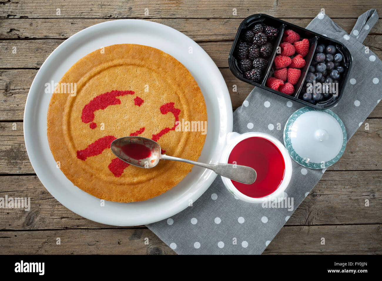 Inumidire il Pan di Spagna Foto Stock