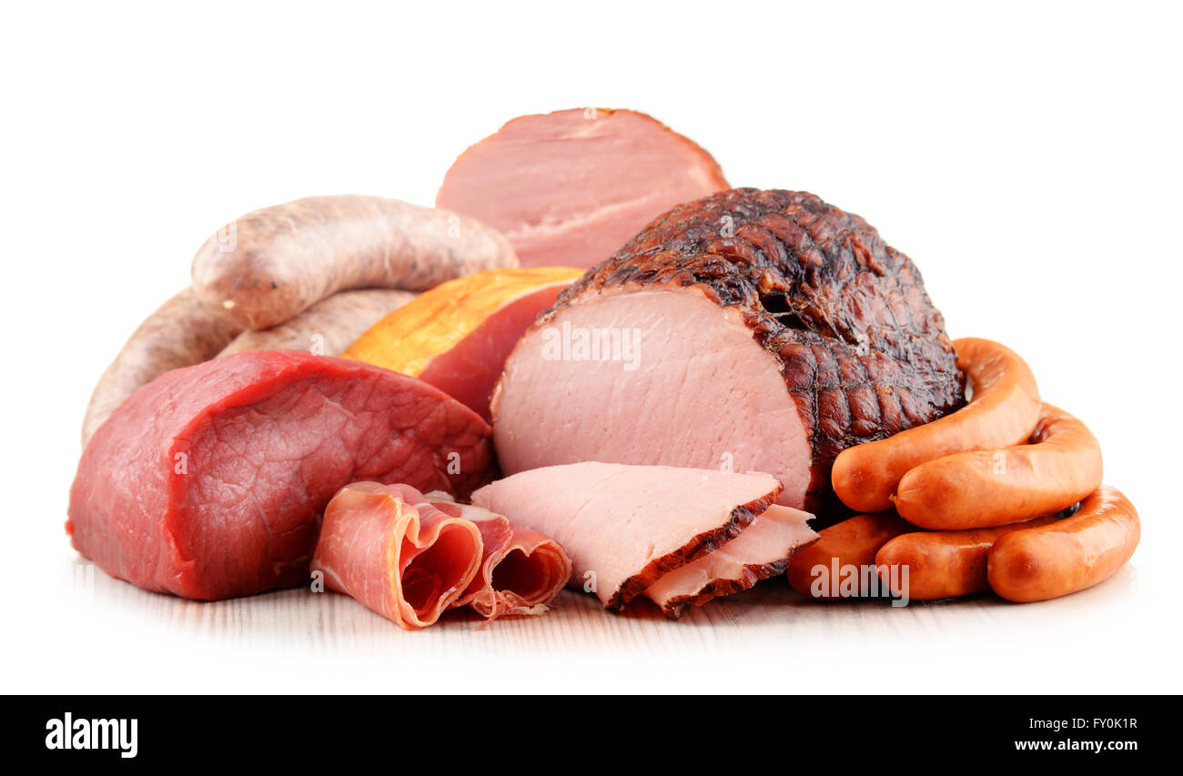 Un assortimento di prodotti a base di carne con prosciutto e salsicce isolato su sfondo bianco Foto Stock