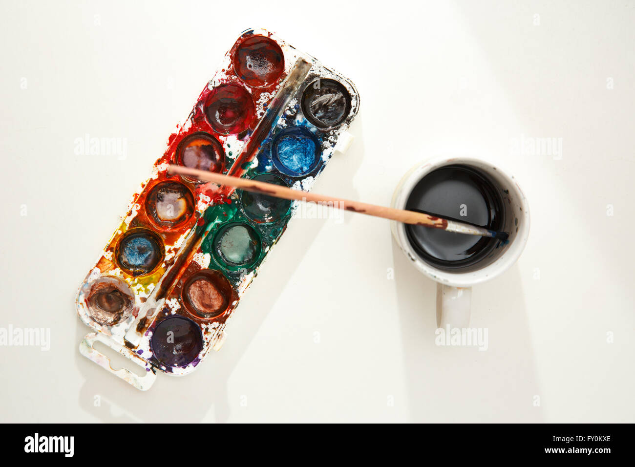 Acquerello aquarell vernici nella casella con spazzola Foto Stock