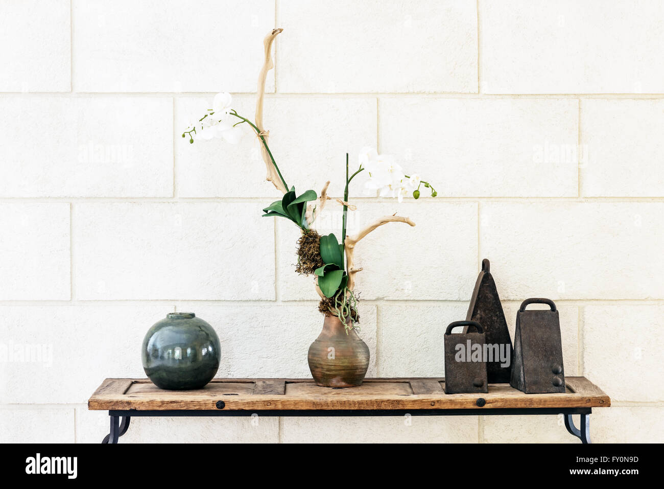 Decorazione interna disposizione ornamento con campane di orchidee e la sfera di ceramica Foto Stock