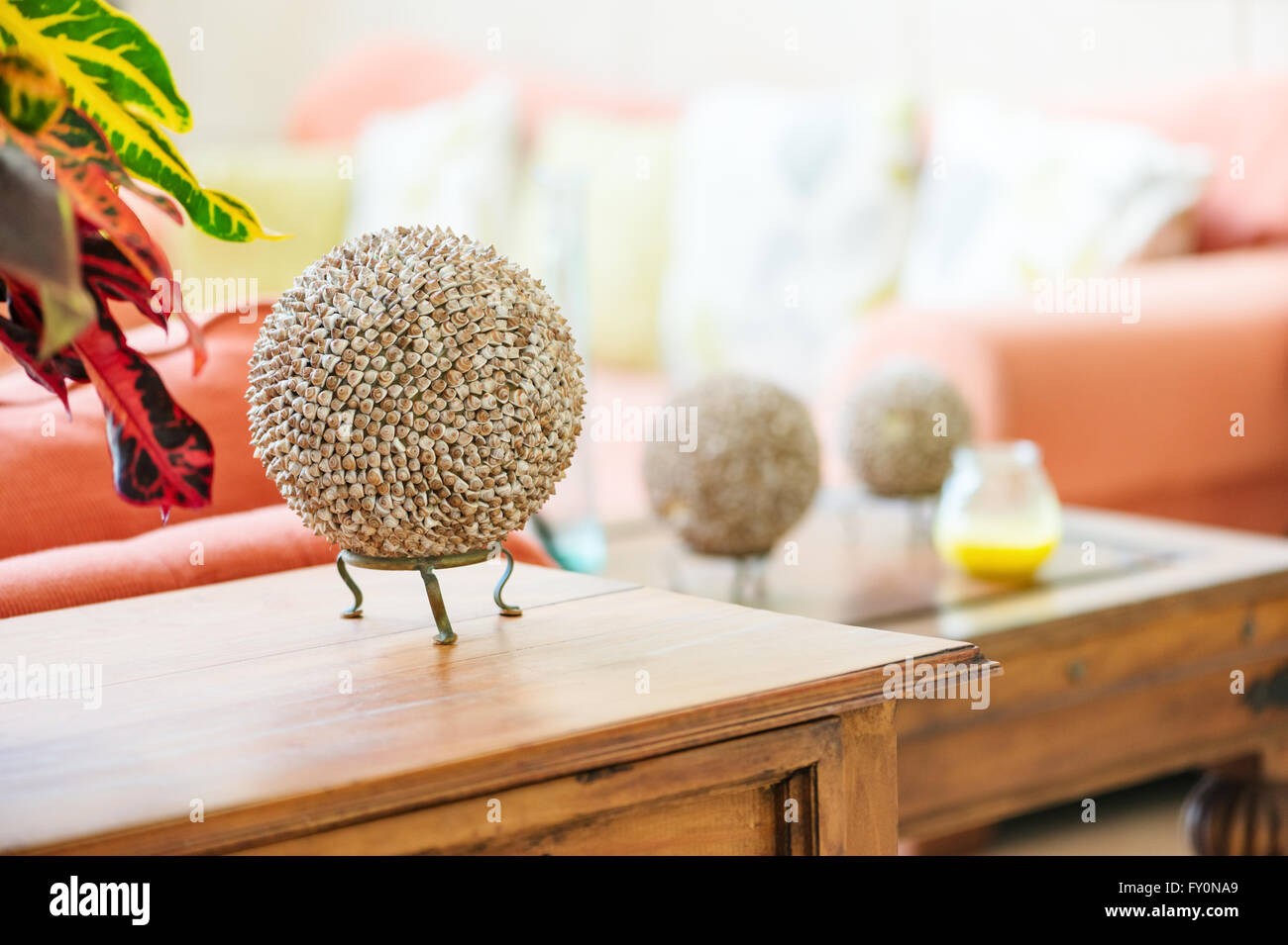 Casa moderna interno soggiorno dettaglio seashell sfere sul tavolo craft oggetto item Foto Stock