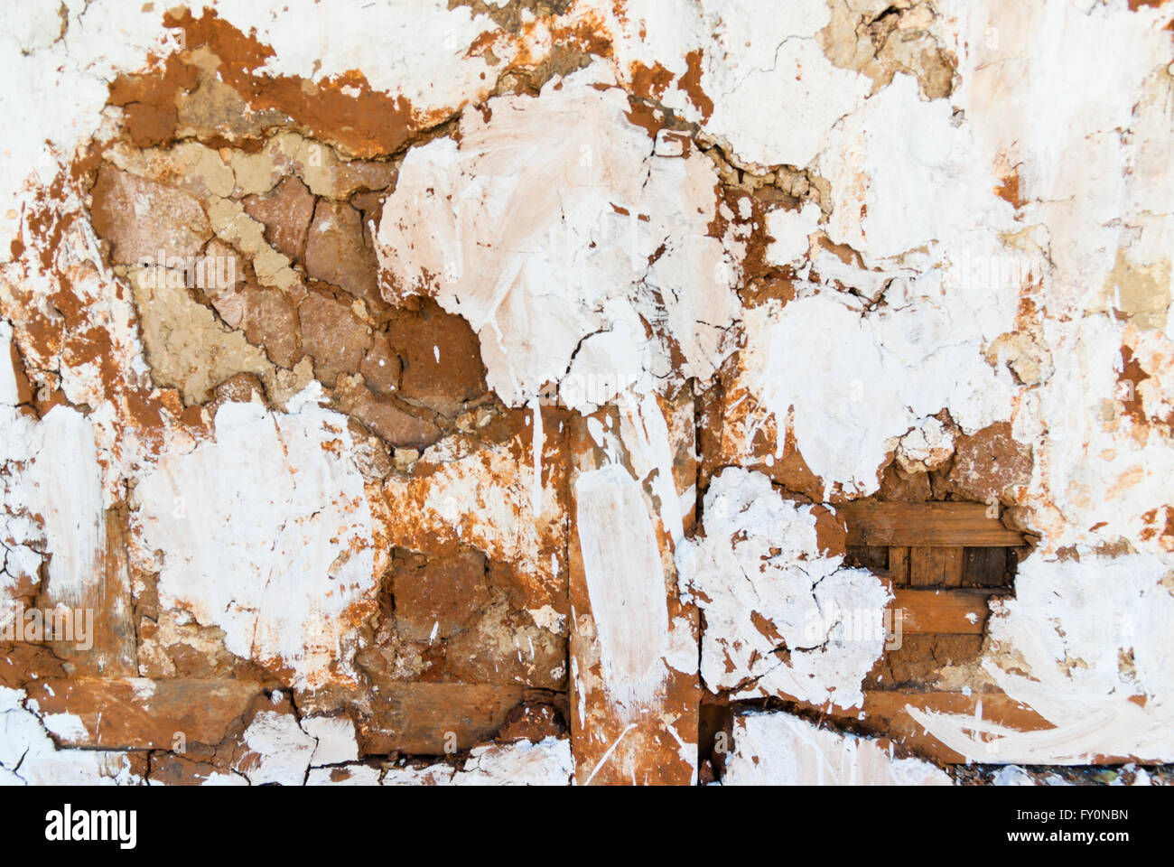 Dettaglio di decadere imbiancate a calce e bargiglio daub parete su edificio tradizionale in Wangdue Phodrang (Wangdi), Bhutan Foto Stock