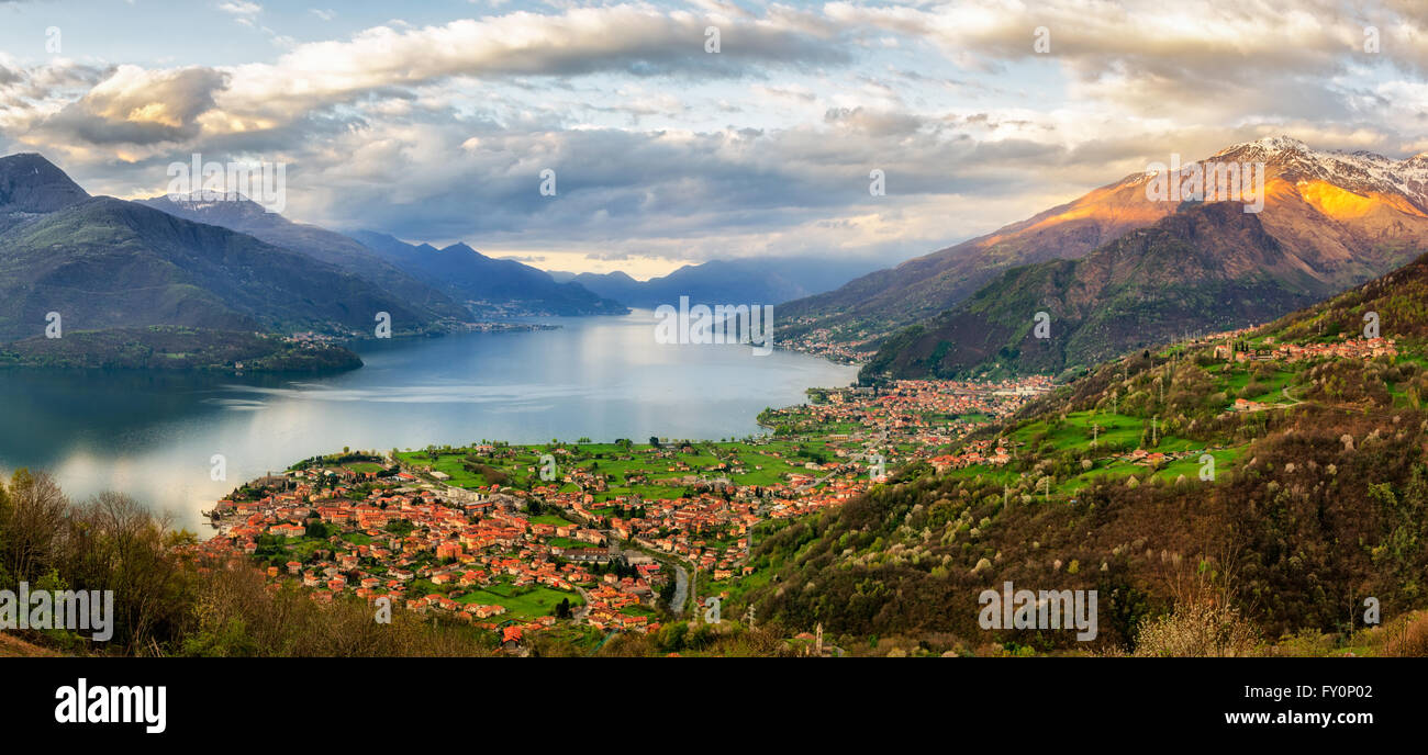 Il Lago di Como (Lago di Como) ad alta definizione panorama da Peglio a sunrise Foto Stock