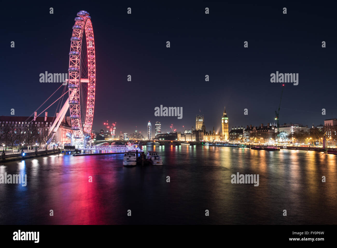 Guardando verso sud lungo il Tamigi verso la London Eye e la Casa del Parlamento, il London, England, Regno Unito Foto Stock