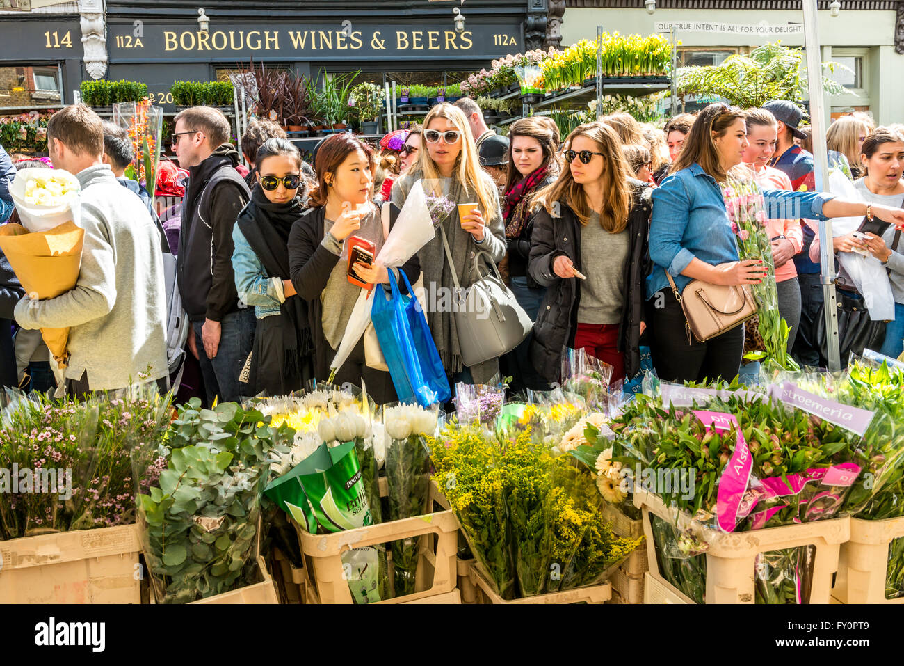 London, Regno Unito - 17 Aprile 2016: Columbia Road Flower mercato domenicale. Commercianti di strada stanno vendendo i loro stock Foto Stock
