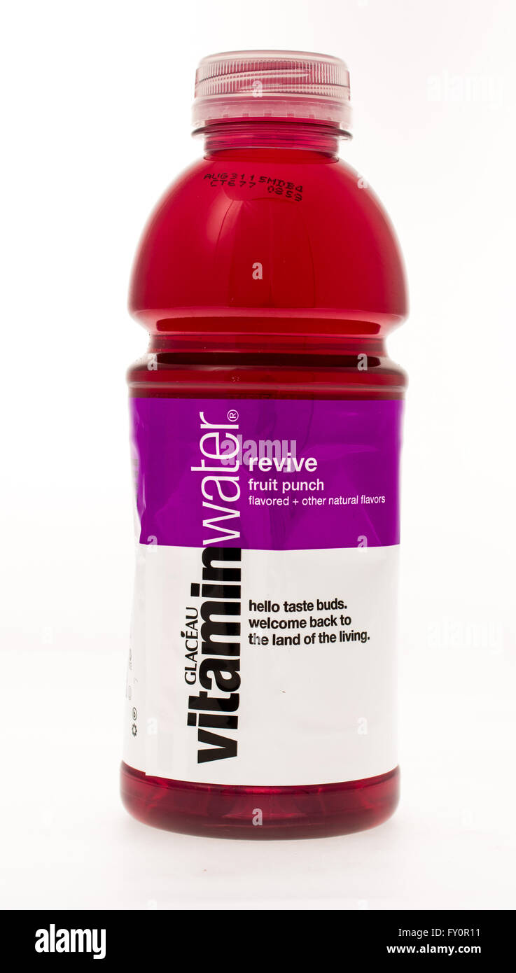 Winneconne, WI - 3 Maggio 2015: Bottiglia di Glaceau vitamina acqua in punch alla frutta sapore Foto Stock
