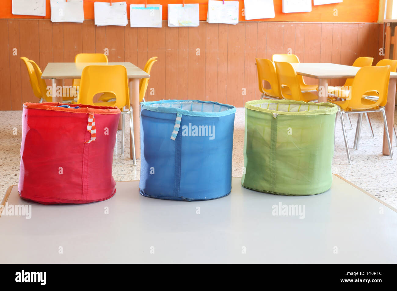 Tre vasi colorati per giocattoli in aula kindergarten Foto Stock