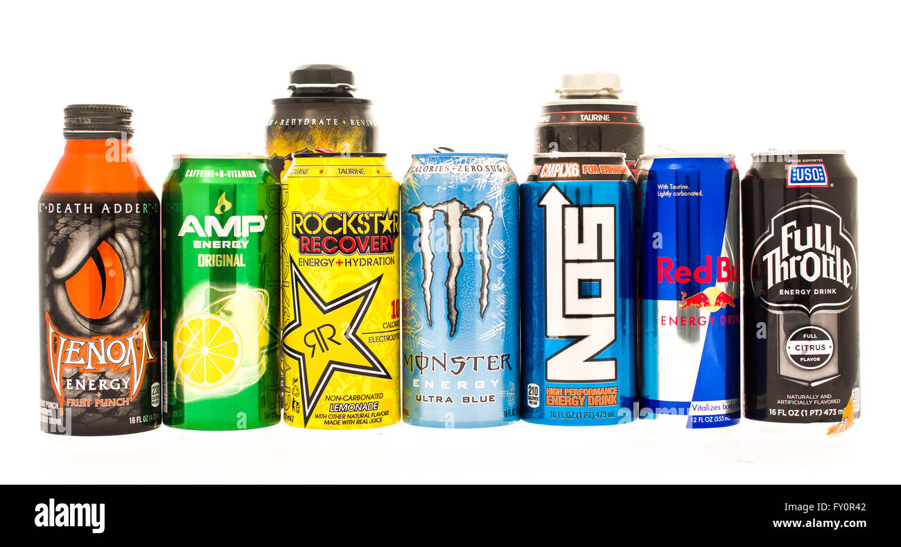 Winneconne, WI - 27 Luglio 2015: alcuni dei più grandi bevande energetiche sul mercato consumer. Red Bull, Monster, Amp, Rockstar, pieno Foto Stock