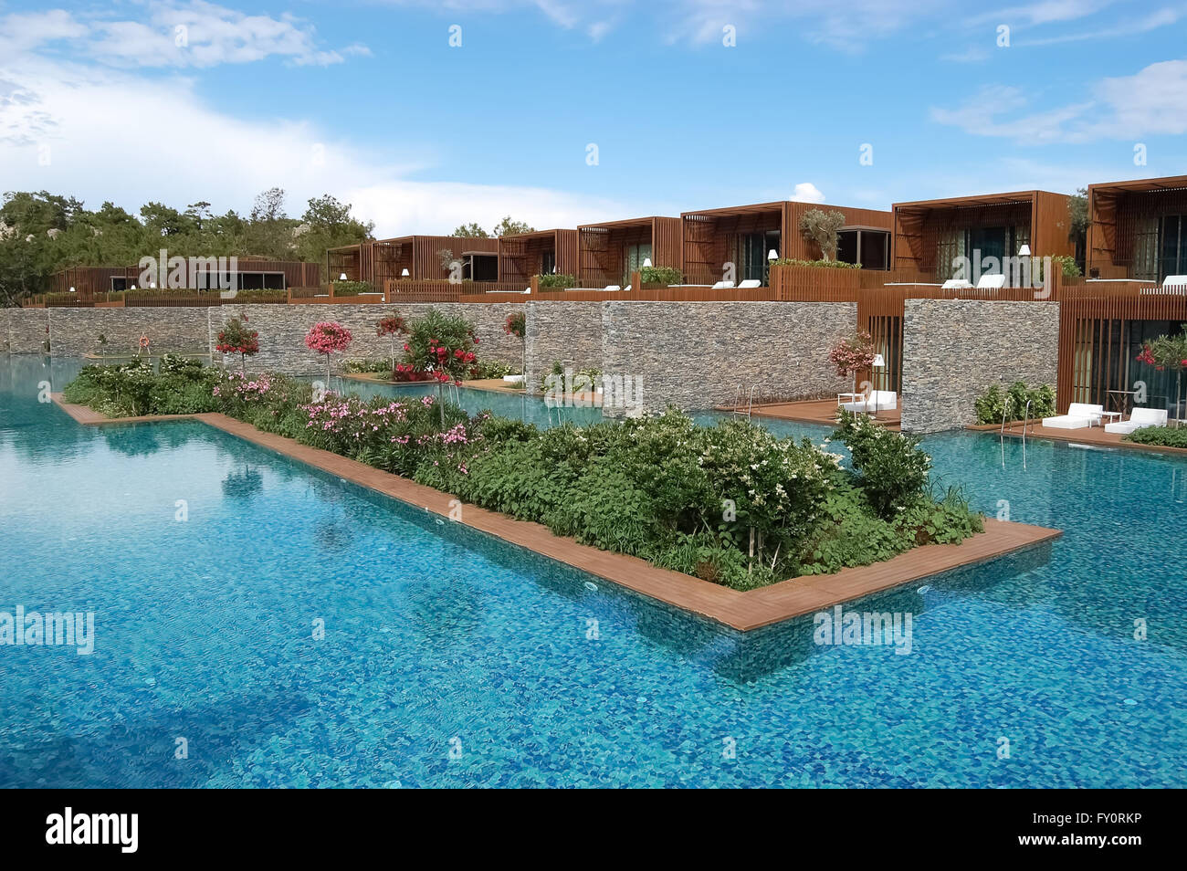 Kemer, Antalya, Turchia - 30 Maggio 2015: Vista della piscina e dei fiori in hotel di lusso Maxx Royal, Turchia. Foto Stock