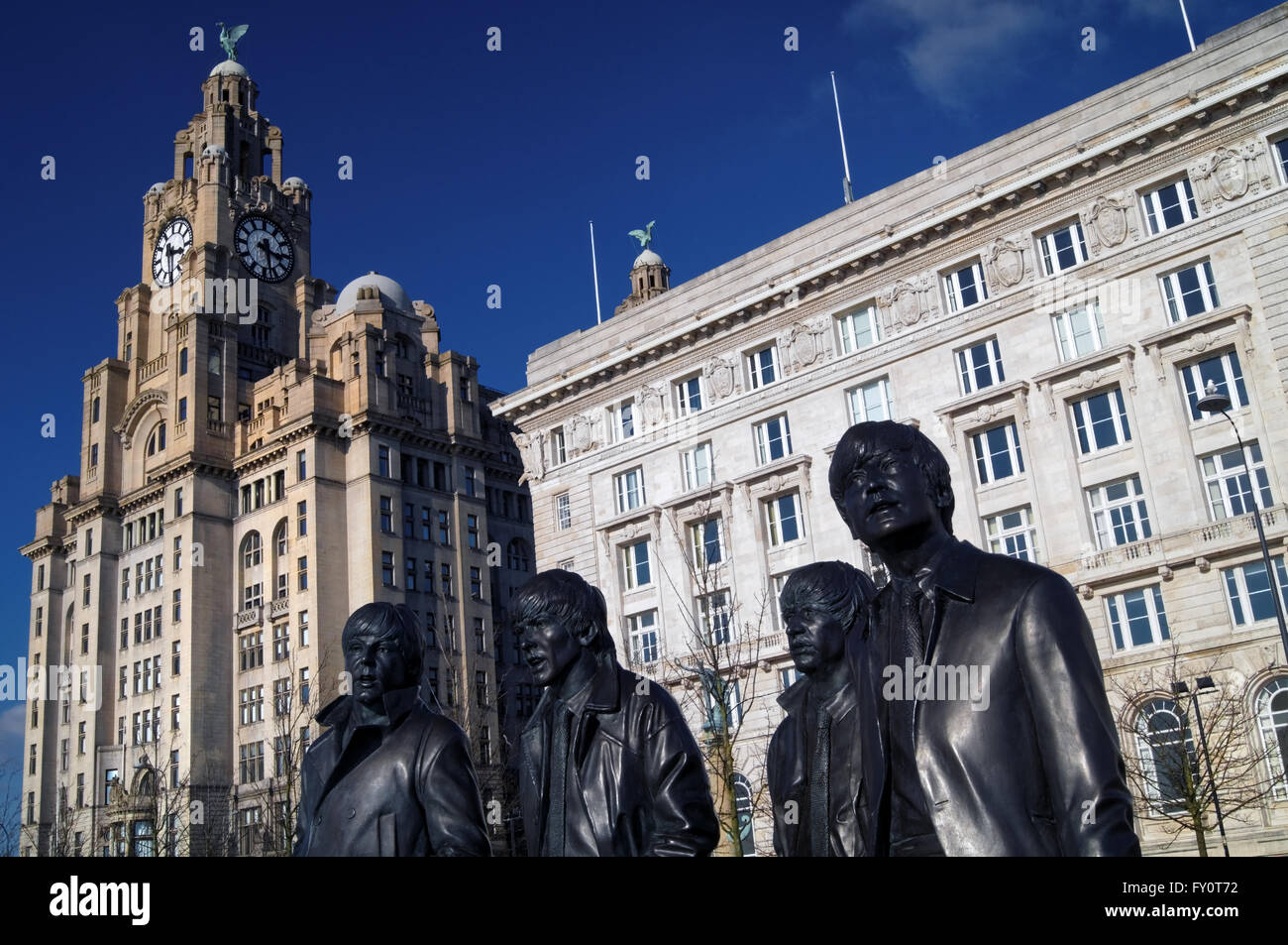 UK,Liverpool,i Beatles statue e Royal Liver Building Foto Stock