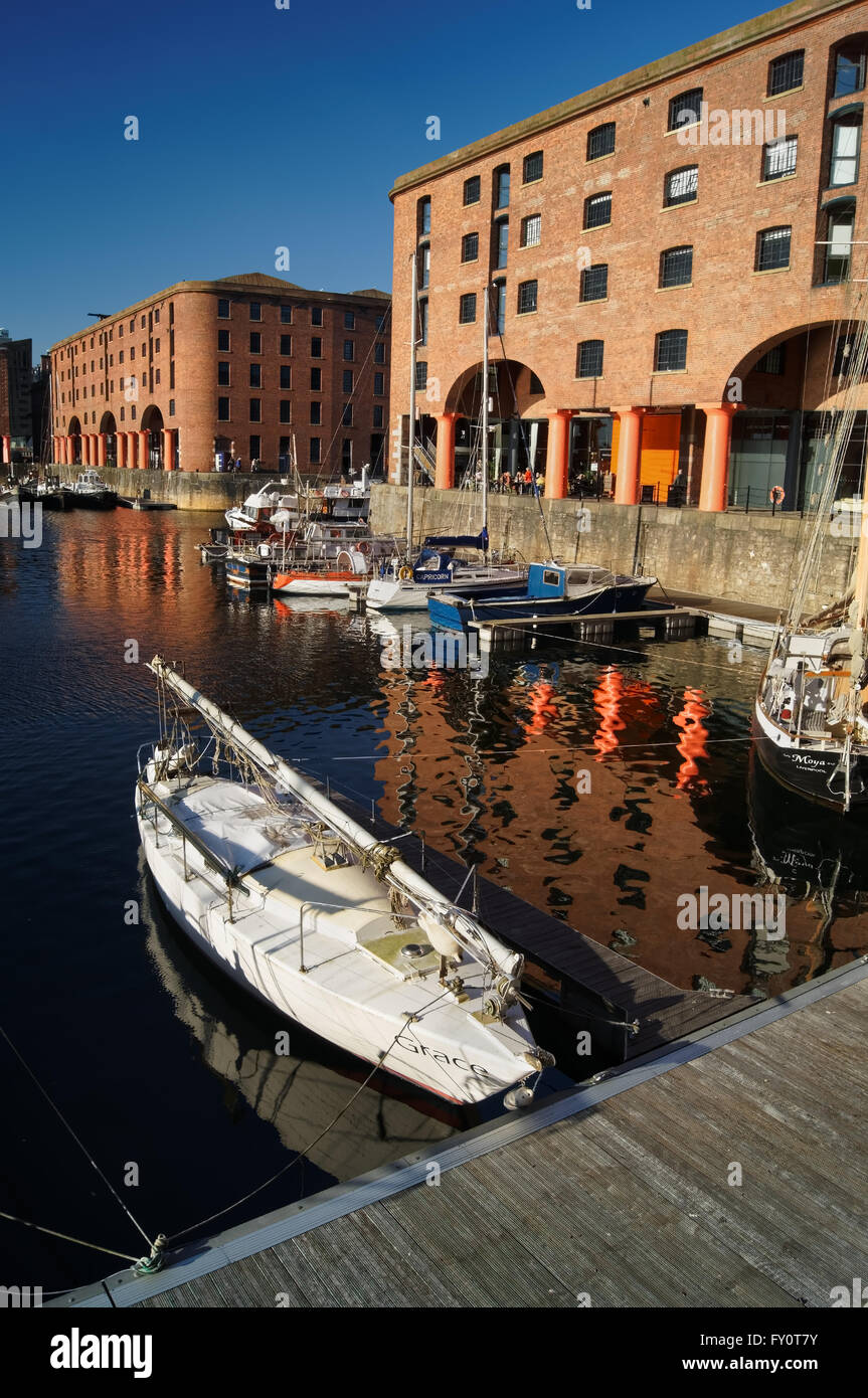 UK,Liverpool,Navi ed edifici in Albert Dock Foto Stock