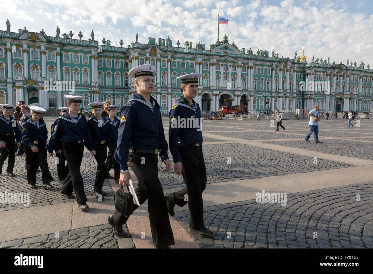 Ragazzi abbigliamento marinai camminando sulla piazza del palazzo al centro di San Pietroburgo, Russia Foto Stock