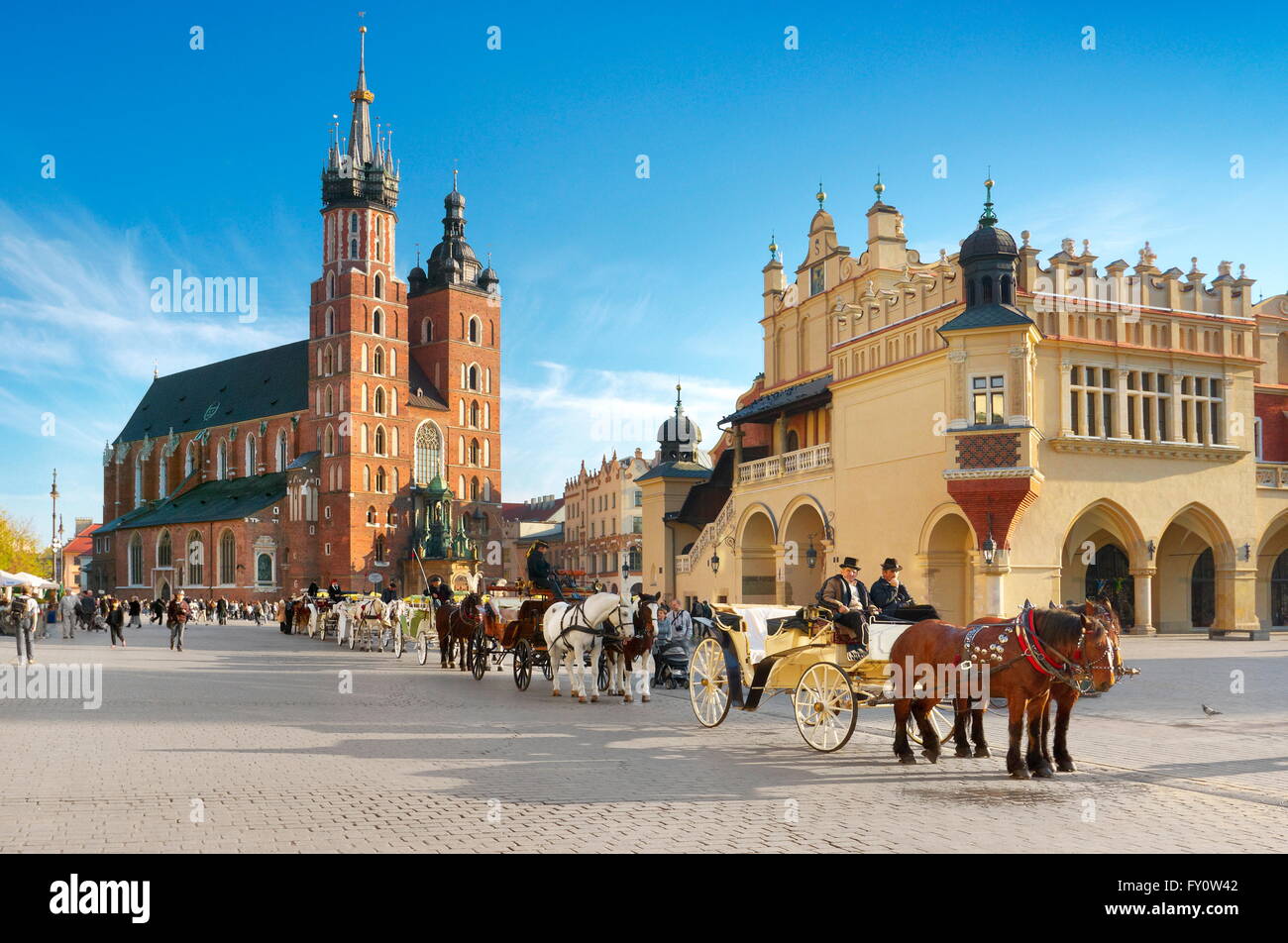 Carrozza a cavallo in attesa per i turisti, la Piazza del Mercato di Cracovia, Città Vecchia, Polonia Foto Stock