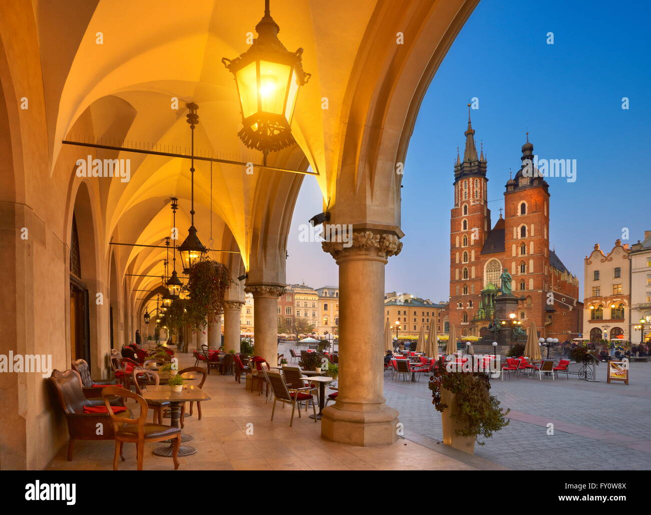 Sukiennice (panno Hall) e la chiesa di Santa Maria a Cracovia, Polonia, UNESCO Foto Stock