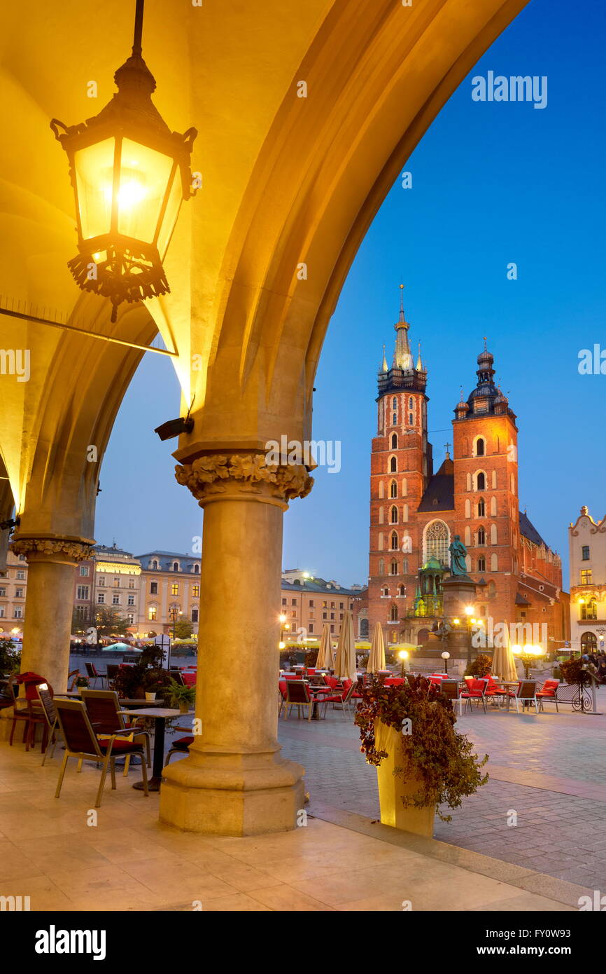 Sukiennice (panno Hall) e la chiesa di Santa Maria alla sera, Cracow Polonia, UNESCO Foto Stock