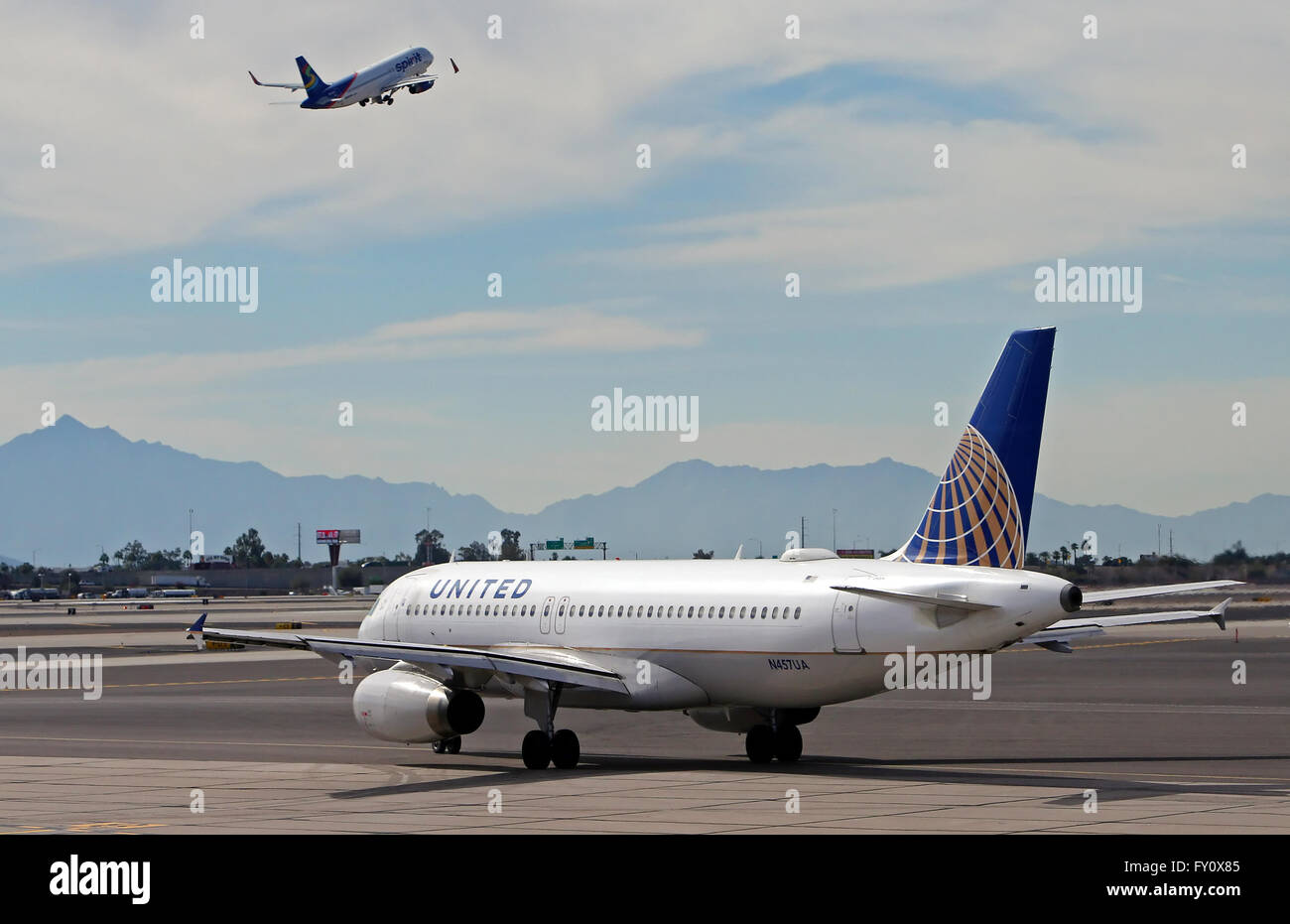 United Airlines Airbus A320 taxi come uno spirito le compagnie aeree A320 si toglie all aeroporto internazionale Sky Harbor di Phoenix Foto Stock