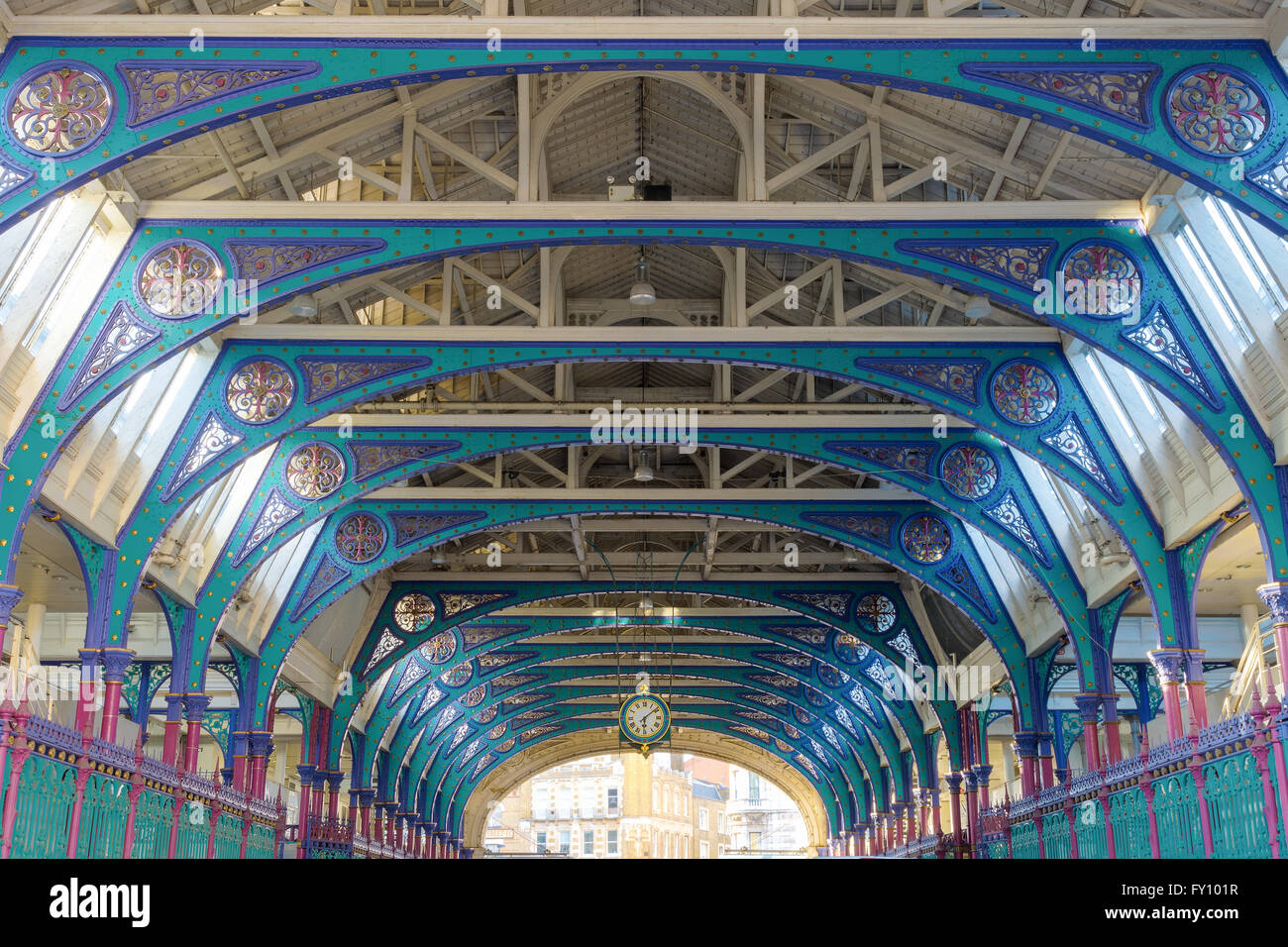 Arco simmetrico del mercato Smithfield a Londra Foto Stock