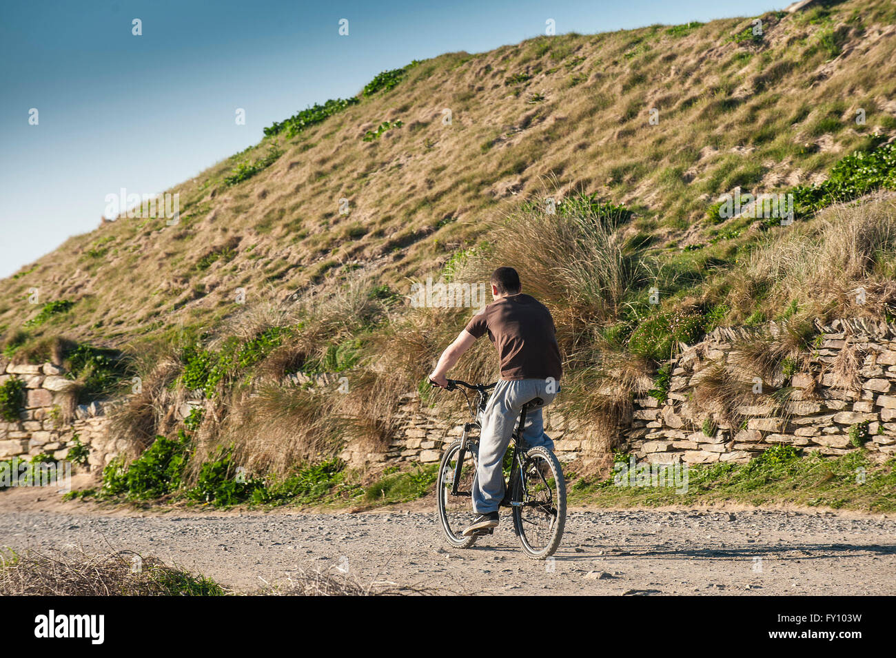 Un ragazzo in bicicletta lungo un percorso. Foto Stock