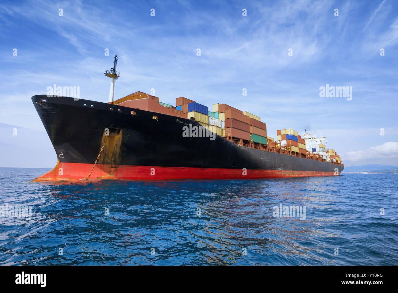 Commerciale cargo nave adibita al trasporto di contenitori Foto Stock