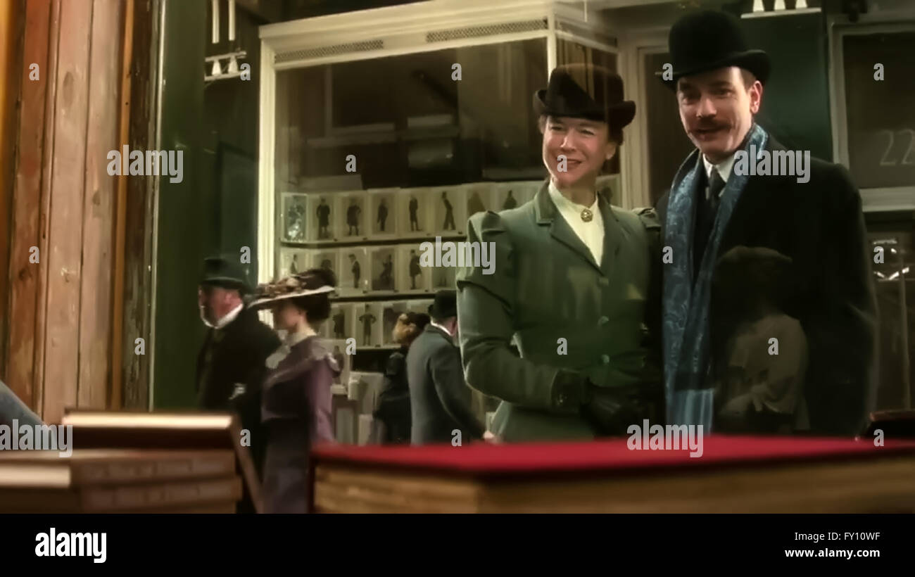 Beatrix Potter e il suo editore Norman Warne guardare il recentemente pubblicato "Il racconto di Peter Rabbit' attraverso una finestra del bookshop di Londra. Ancora da "Miss Potter' 2006 film su Beatrix Potter autore di il tanto amato libro per bambini serie. Diretto da Chris Noonan e interpretato da Renée Zellweger, Ewan McGregor e Emily Watson. Foto Stock