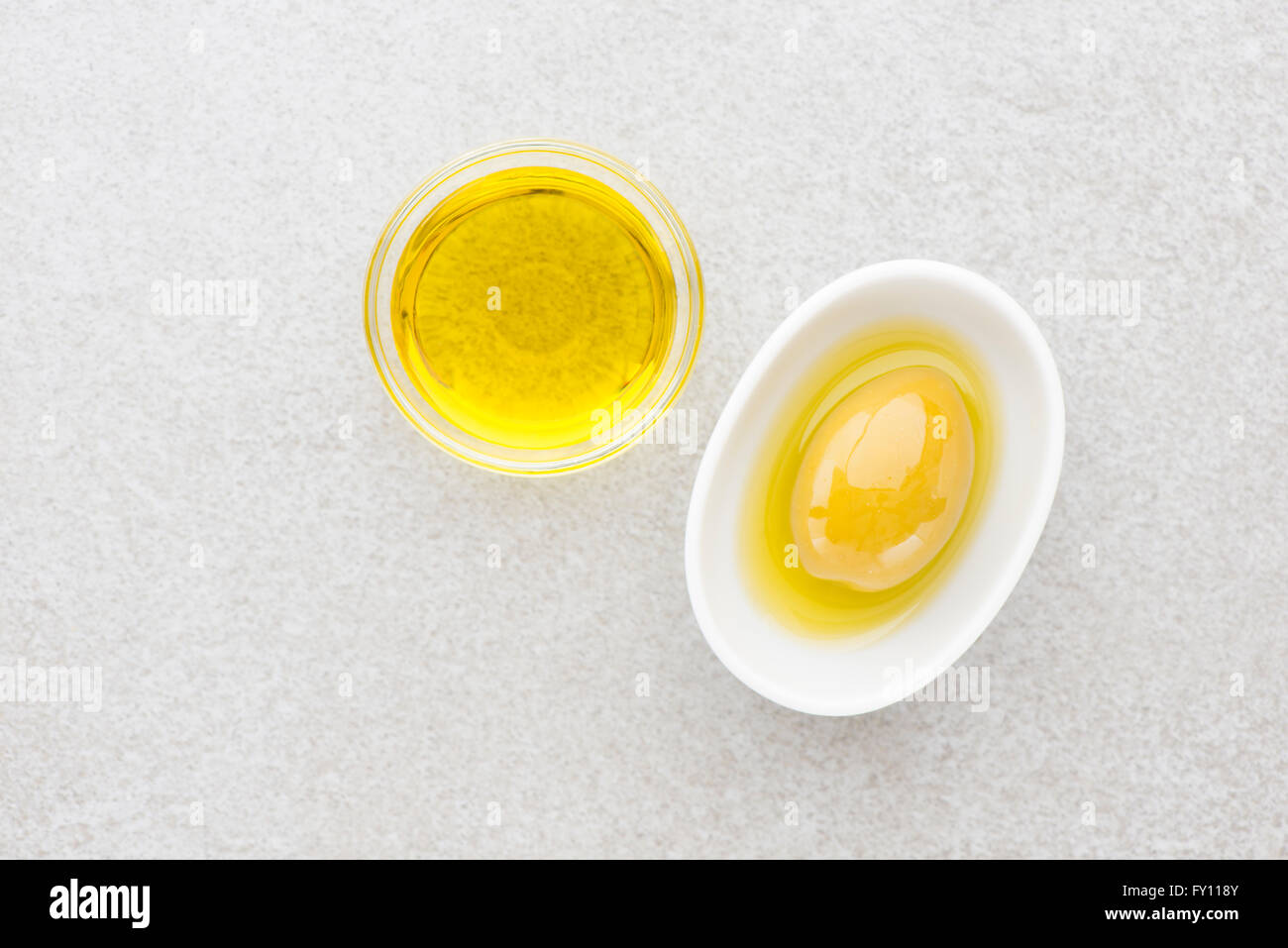 Uno di colore verde oliva e olio di oliva. Still Life foto di un aperitivo o uno snack. Foto Stock