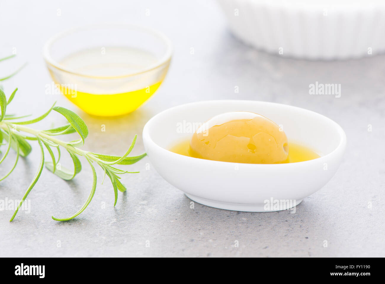 Uno di colore verde oliva e olio di oliva. Still Life foto di un aperitivo o uno snack. Foto Stock