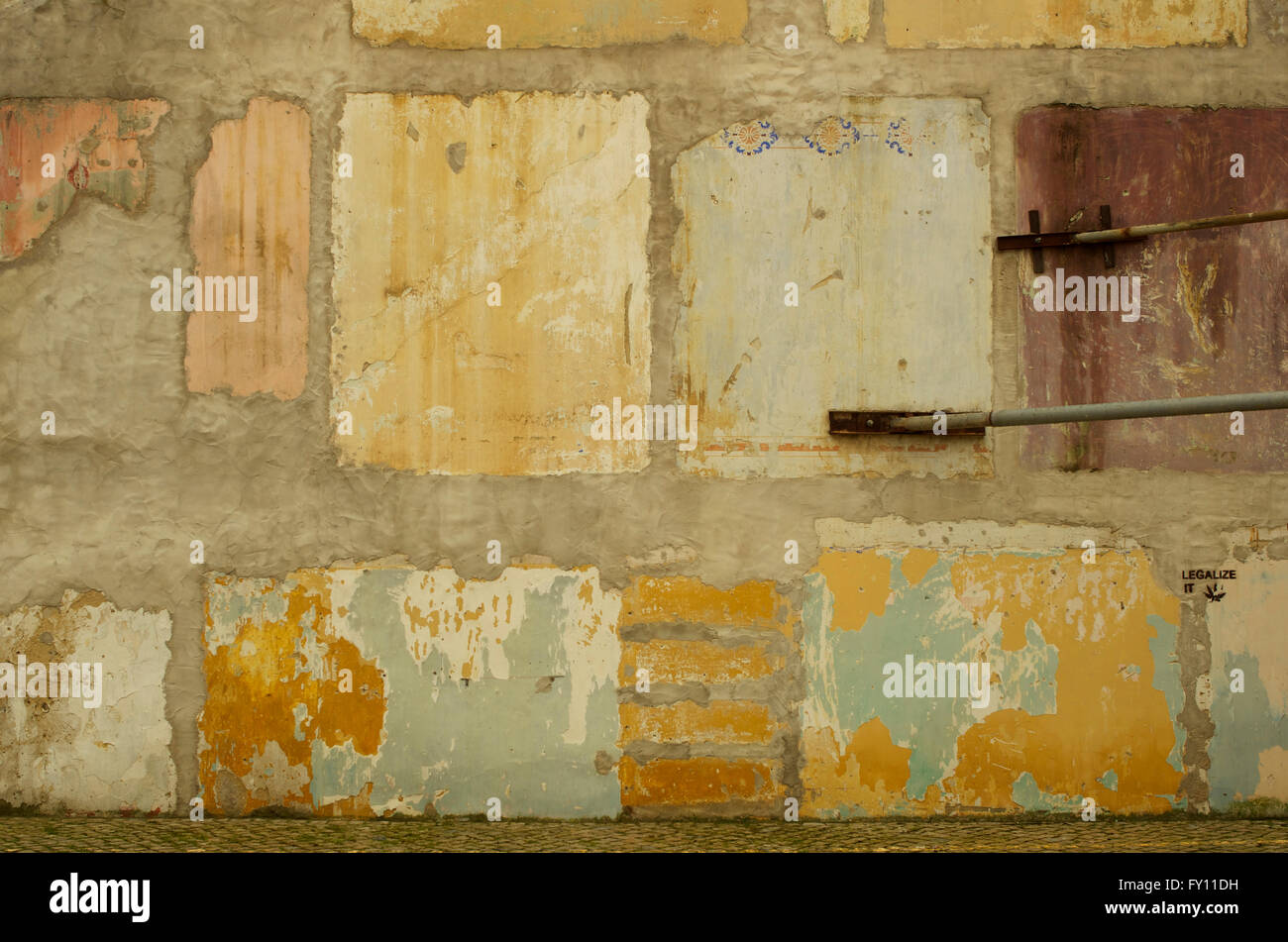 Decadendo la parete interna di una casa abbandonati Foto Stock