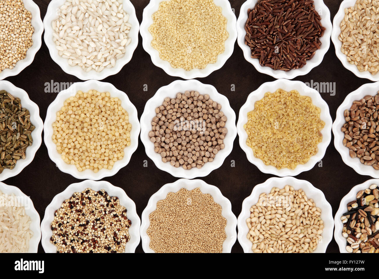 Granella di cereale e selezione di cibo in porcellana crinkle bocce. Foto Stock