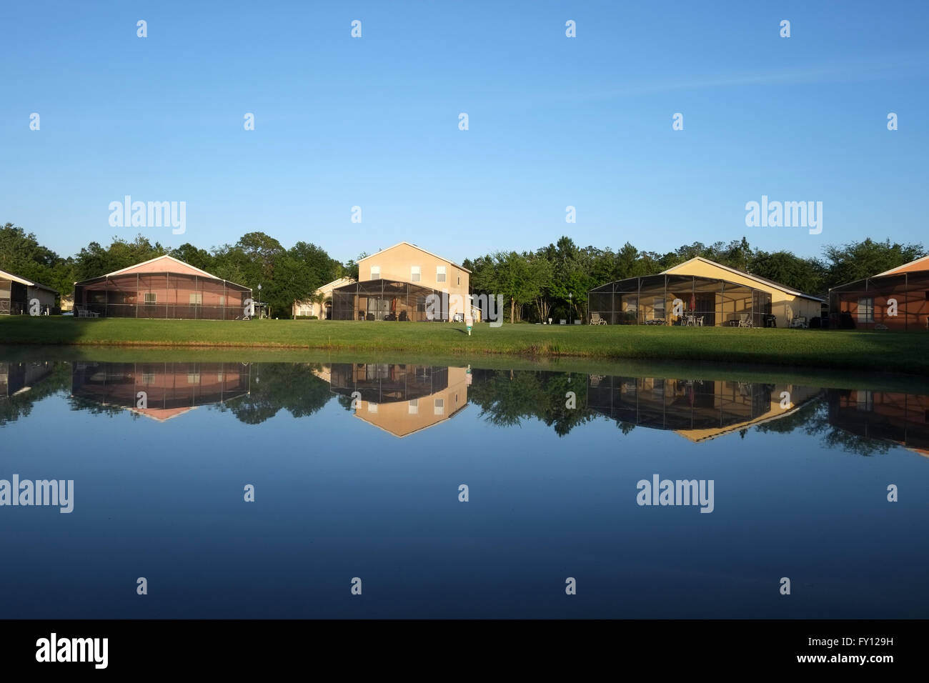 Vista pacifica attraverso un piccolo lago in una zona residenziale in Mid Florida USA, la maggior parte di queste sono a breve termine consentono di case vacanza Foto Stock