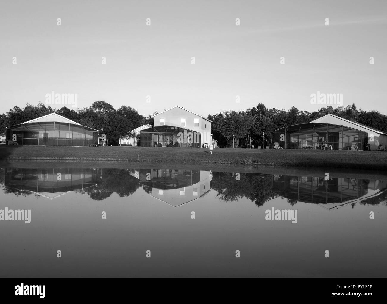 Vista pacifica attraverso un piccolo lago in una zona residenziale in Mid Florida USA, la maggior parte di queste sono a breve termine consentono di case vacanza Foto Stock
