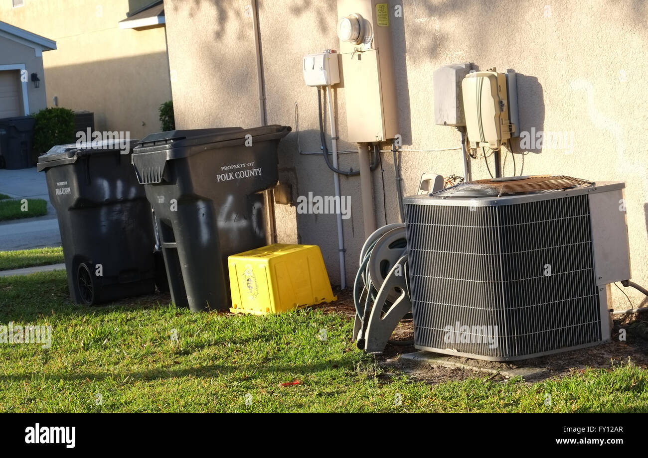 Domestico unità aria condizionata accanto a un pool di Florida home, Aprile 2016 Foto Stock