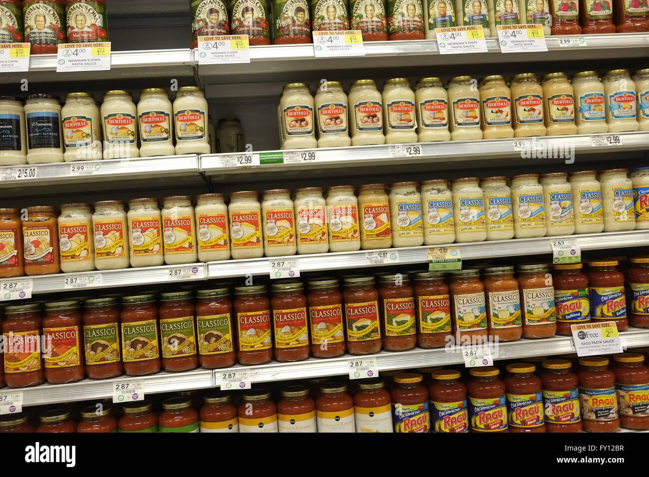 Ben rifornita di scaffali di salse e mayonnaises in un supermercato in Florida, Aprile 2016 Foto Stock