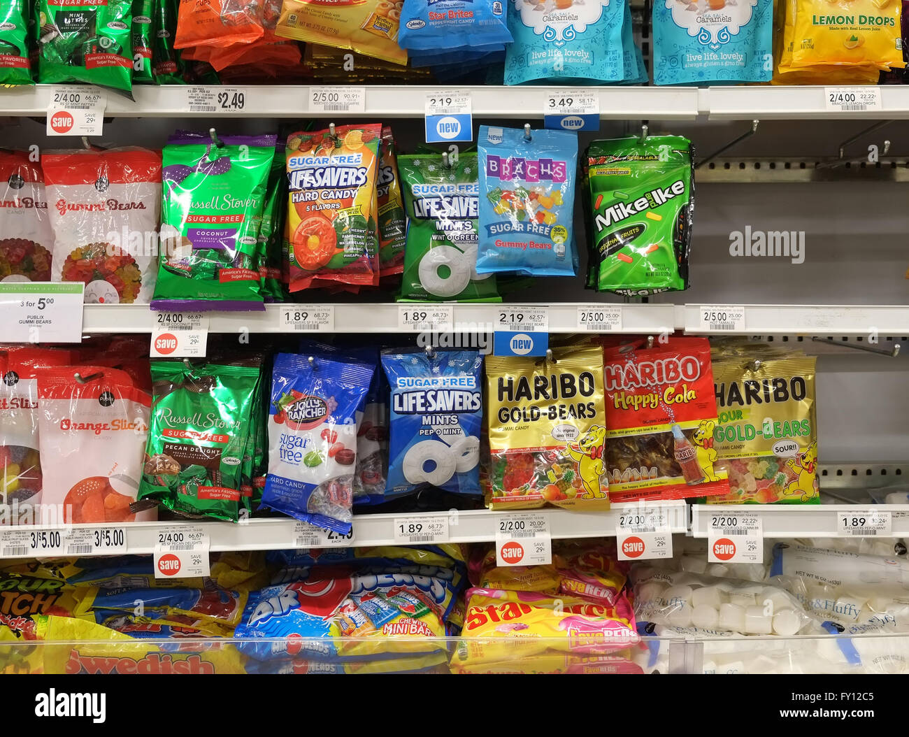 Ben rifornita di scaffali di grandi borse di dolci e pasticceria in un supermercato in Florida, Aprile 2016 Foto Stock